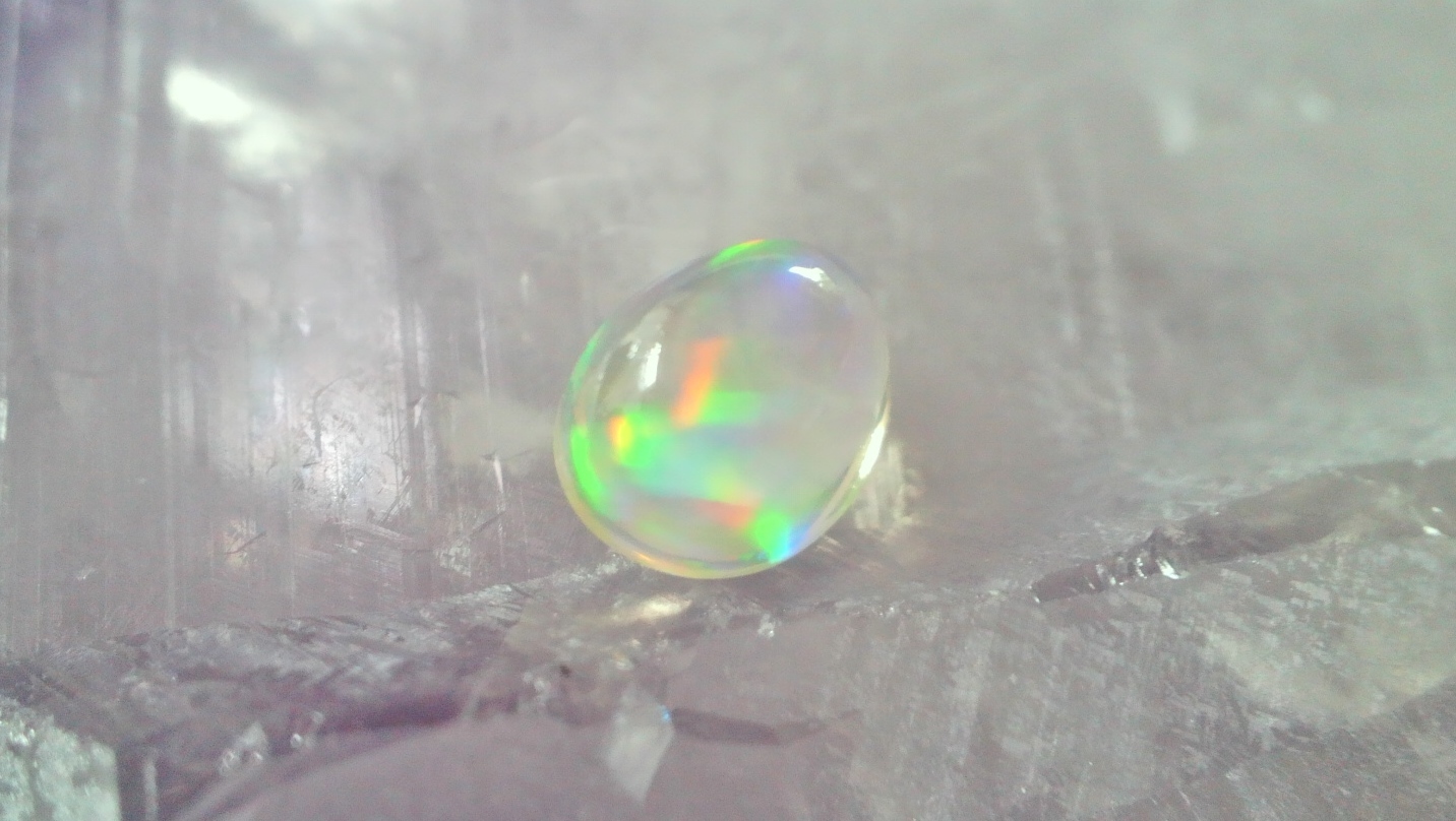 ウォーターオパール ルース 鮮やかな遊色効果 宝石のブログ