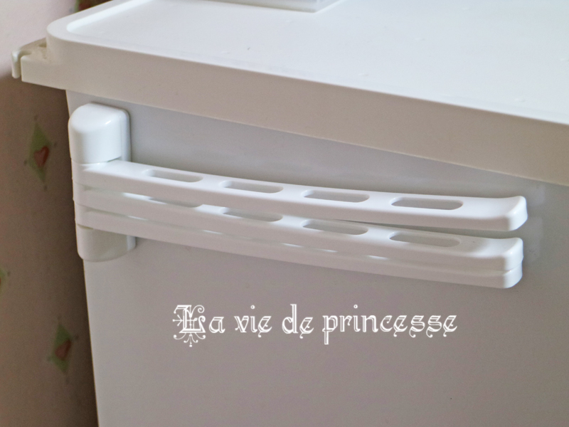 キッチン Seria マグネットタイプのホワイトのタオル掛け 目立たないふきん掛け お酒専用冷蔵庫につけて La Vie De Princesse