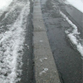 道路に設置されている消雪パイプ